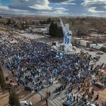 OTRA TARDE DE FESTEJO EN EL MONUMENTO A MESSI