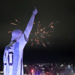 OTRA NOCHE DE FESTEJO EN EL MONUMENTO A MESSI
