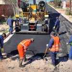 AVANZA EL ASFALTADO DE OCHO MANZANAS EN EL BARRIO BRENTANA
